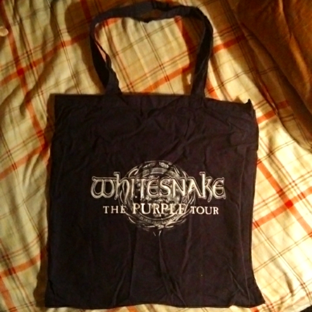 This is a white snake the purple tour bag